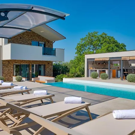 Tami Villa *