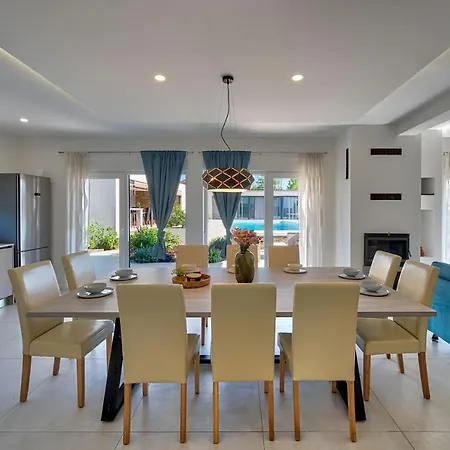 Tami Villa *