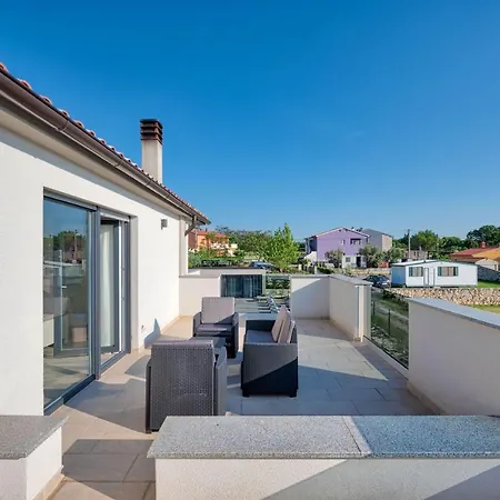 Tami Villa *
